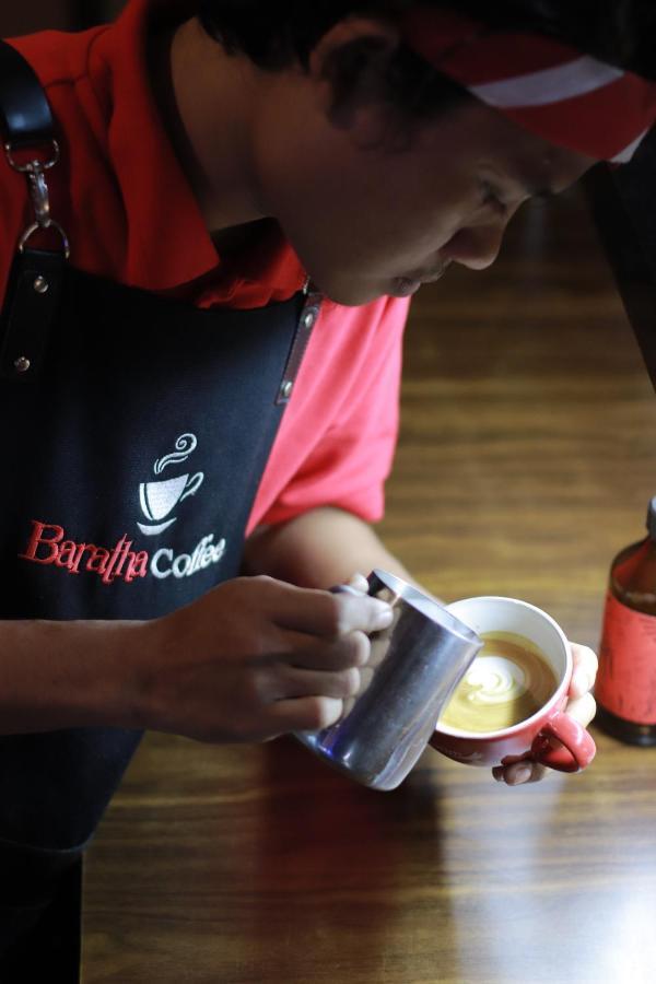 Baratha Hotel & Resto Bondowoso ภายนอก รูปภาพ